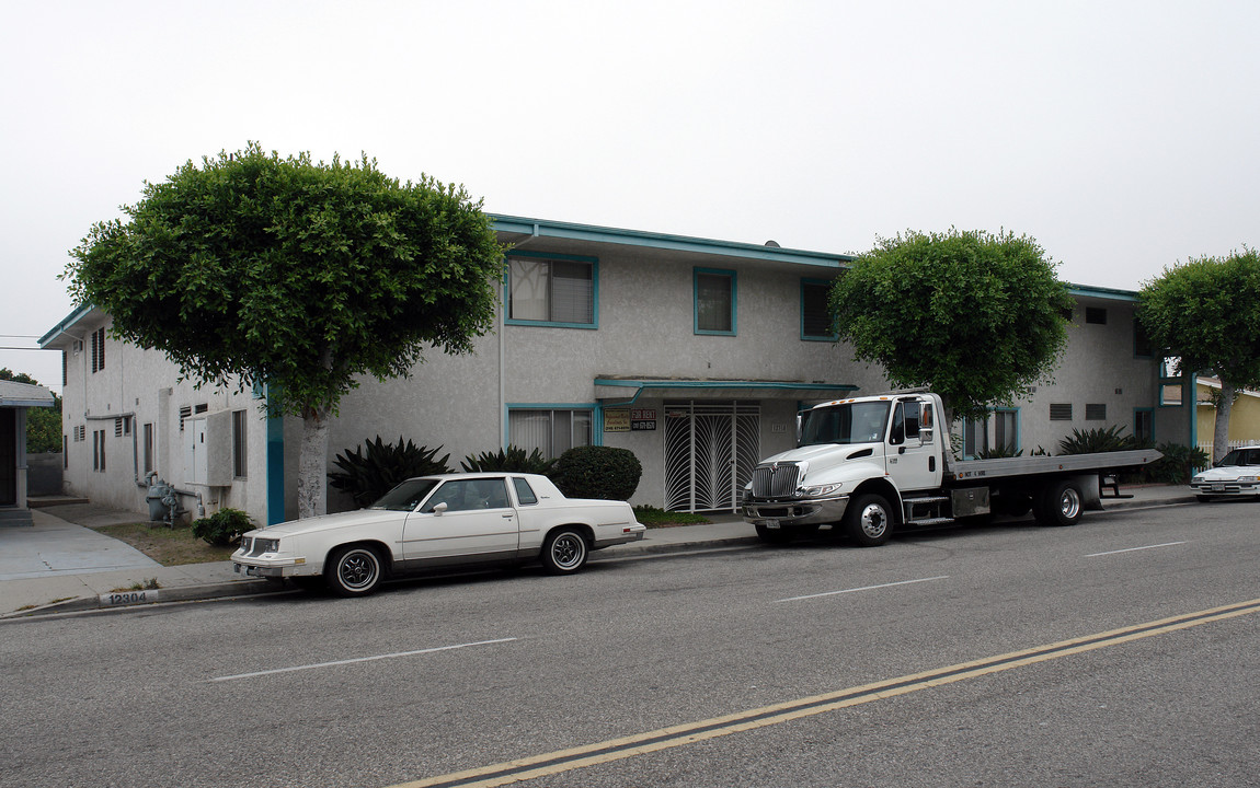 12318 Birch Ave. in Hawthorne, CA - Building Photo