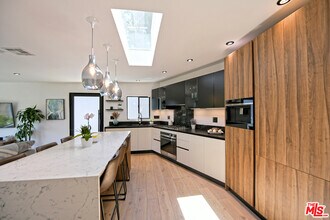 2795 Woodshire Dr in Los Angeles, CA - Foto de edificio - Building Photo