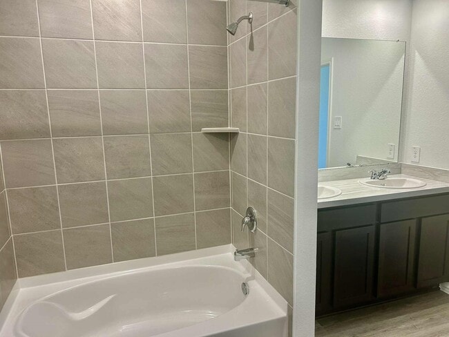 1002 Muscadine Vine Ln