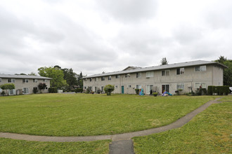 Homewood Manor in Hillsboro, OR - Building Photo - Building Photo