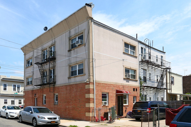 90-04 97th Ave in Ozone Park, NY - Building Photo - Building Photo