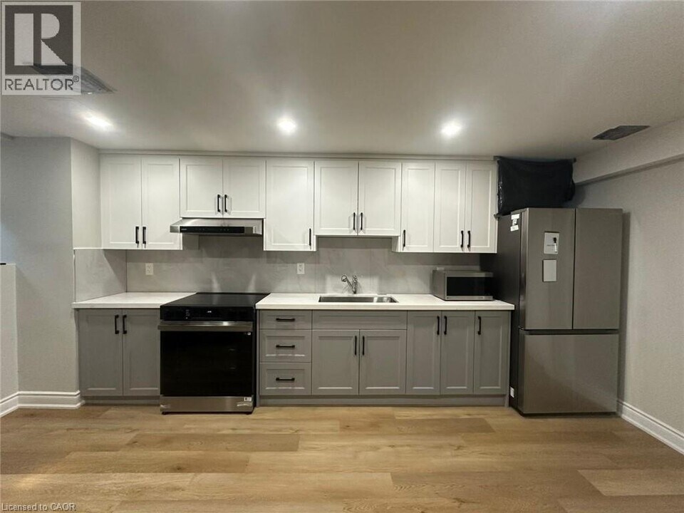 9 Macklin St in Brantford, ON - Building Photo