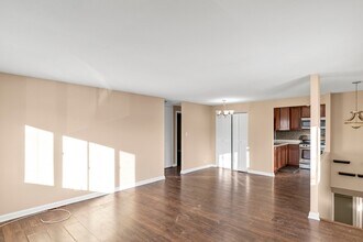 107 Tonset Ct in Schaumburg, IL - Building Photo - Building Photo