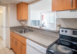 7545 E Treasure Dr, Unit 4K in North Bay Village, FL - Building Photo - Building Photo