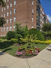 5 Roosevelt Pl in Montclair, NJ - Foto de edificio - Building Photo
