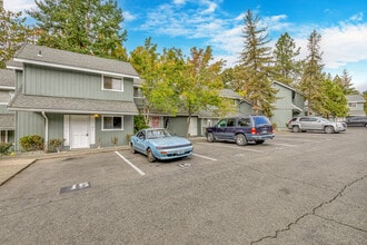 Townhouse Garden Apartments in Grants Pass, OR - Building Photo - Building Photo