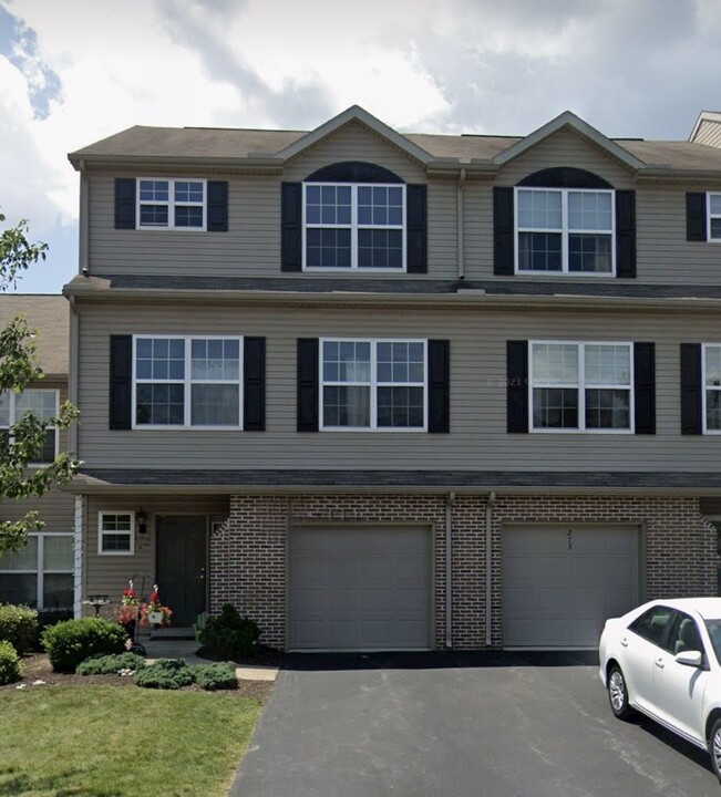 271 Thrush Dr in Hummelstown, PA - Foto de edificio