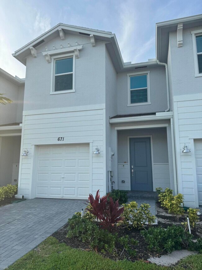 671 SE Lk Fls St in Port St. Lucie, FL - Building Photo - Building Photo