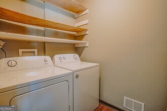 2877 Whispering Hills Dr in Atlanta, GA - Building Photo - Building Photo