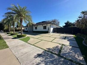 1721 NW 11th Ave in Homestead, FL - Foto de edificio - Building Photo