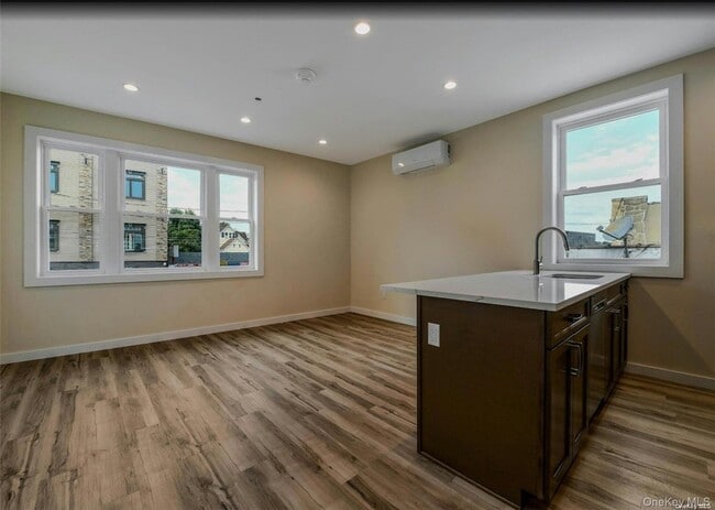 400 New York Ave in Huntington, NY - Foto de edificio - Building Photo