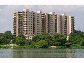 40 N Interstate Hwy 35 in Austin, TX - Building Photo