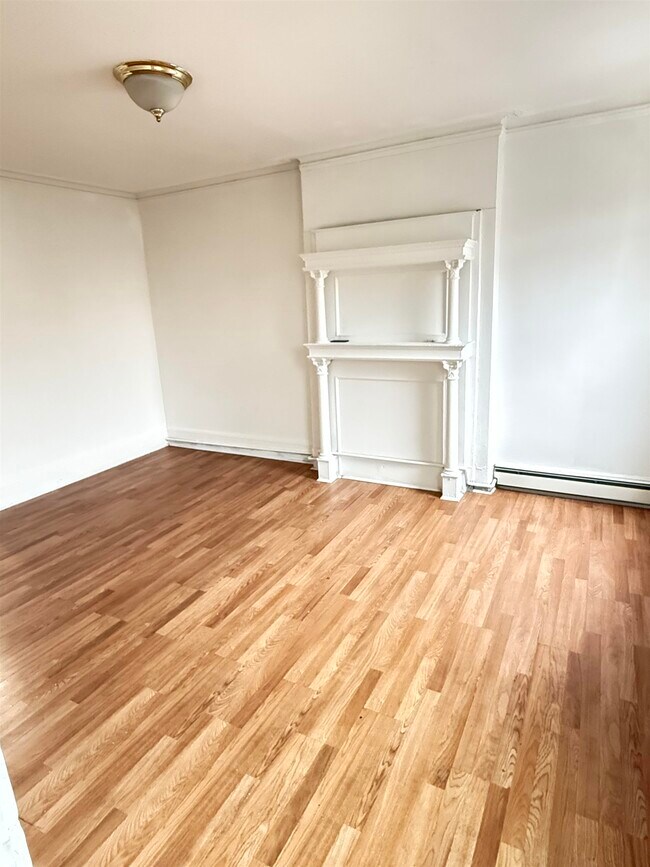 572 West Side Ave in Jersey City, NJ - Building Photo - Building Photo