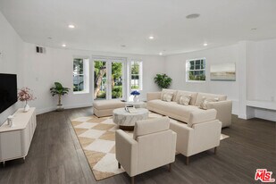 1105 Alta Loma Rd in West Hollywood, CA - Building Photo