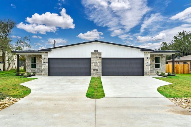 5209 Thunderbird St in Lago Vista, TX - Foto de edificio - Building Photo