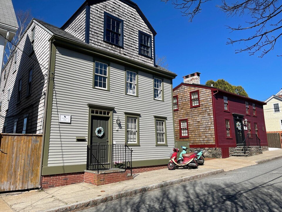 30 Golden Hill St, Unit loft in Newport, RI - Building Photo