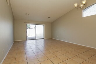 11244 W Ruth Ave in Peoria, AZ - Foto de edificio - Building Photo