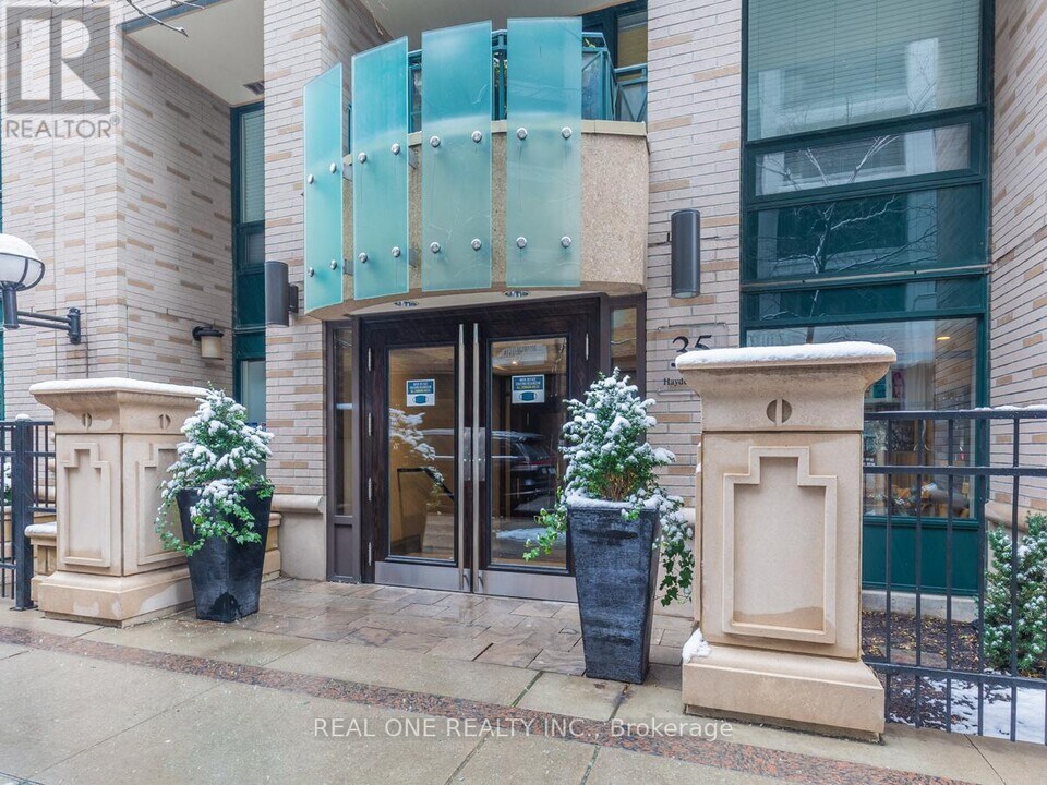 35 Hayden St in Toronto, ON - Building Photo