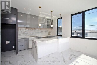 2 Owen Dr in Toronto, ON - Building Photo - Building Photo