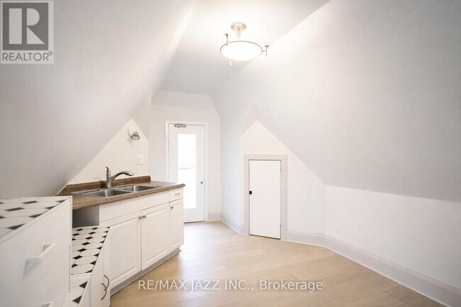 118 Eastwood Rd in Toronto, ON - Building Photo - Building Photo