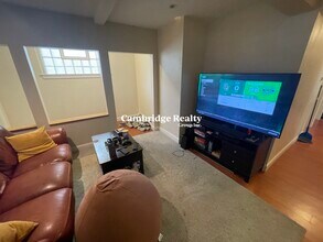 305 Cardinal Medeiros Ave, Unit 1 in Cambridge, MA - Building Photo - Building Photo