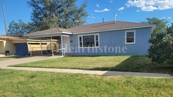 1012 E Brazos St in Portales, NM - Building Photo