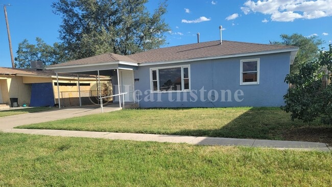 property at 1012 E Brazos St