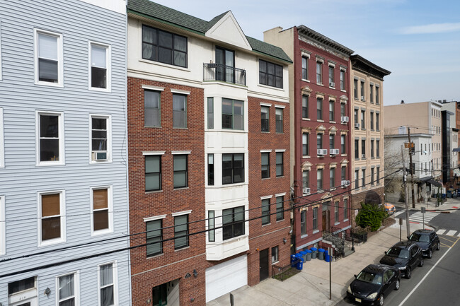 416 Grand St in Hoboken, NJ - Foto de edificio - Building Photo