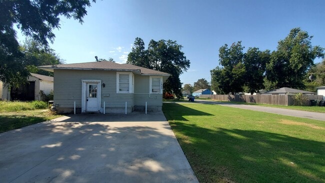 1923 W Elm Ave in Enid, OK - Foto de edificio - Building Photo