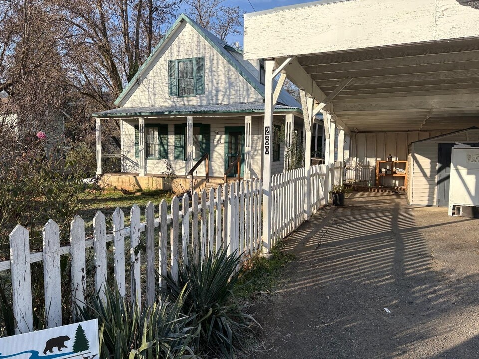 260 Mill St in Weaverville, CA - Building Photo
