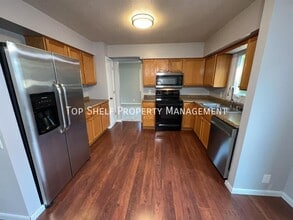 10423 Clark St in Clive, IA - Building Photo - Building Photo
