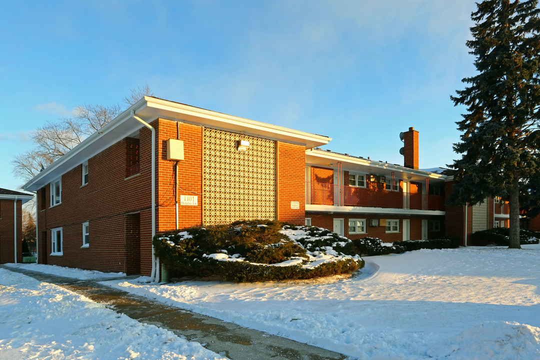 Holiday Lane Condominiums in Des Plaines, IL - Building Photo