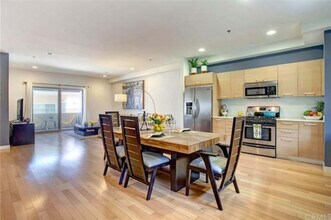 5016 Bakman Ave, Unit 407 in North Hollywood, CA - Foto de edificio - Building Photo