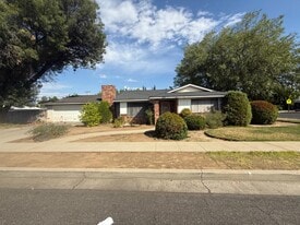 497 E North Way in Dinuba, CA - Building Photo