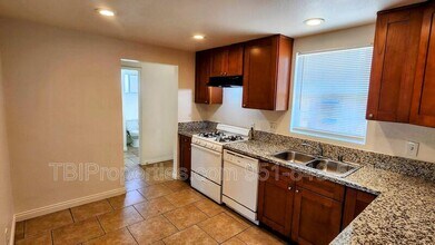 6051 Vista De Oro in Riverside, CA - Building Photo - Building Photo