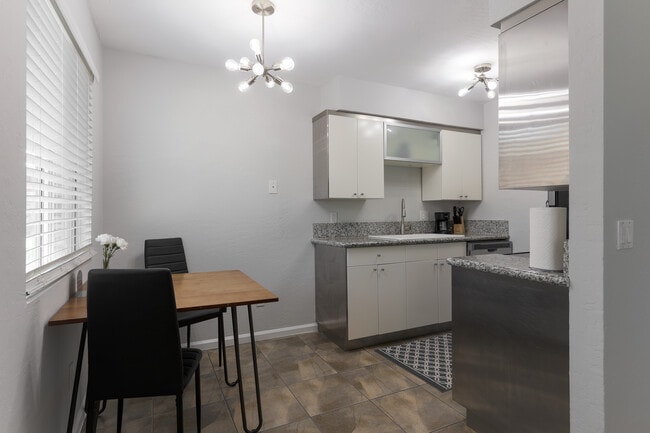 West 5th in Tempe, AZ - Foto de edificio - Interior Photo