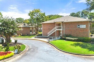 475 Mount Vernon Hwy NE in Sandy Springs, GA - Building Photo