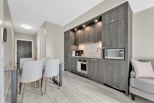438 Wellington St W in Toronto, ON - Building Photo - Building Photo
