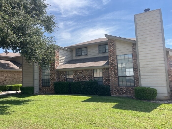 4300 Hulen Cir E in Fort Worth, TX - Building Photo