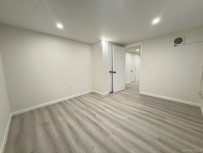 69-16 Almeda Ave in Queens, NY - Building Photo - Building Photo