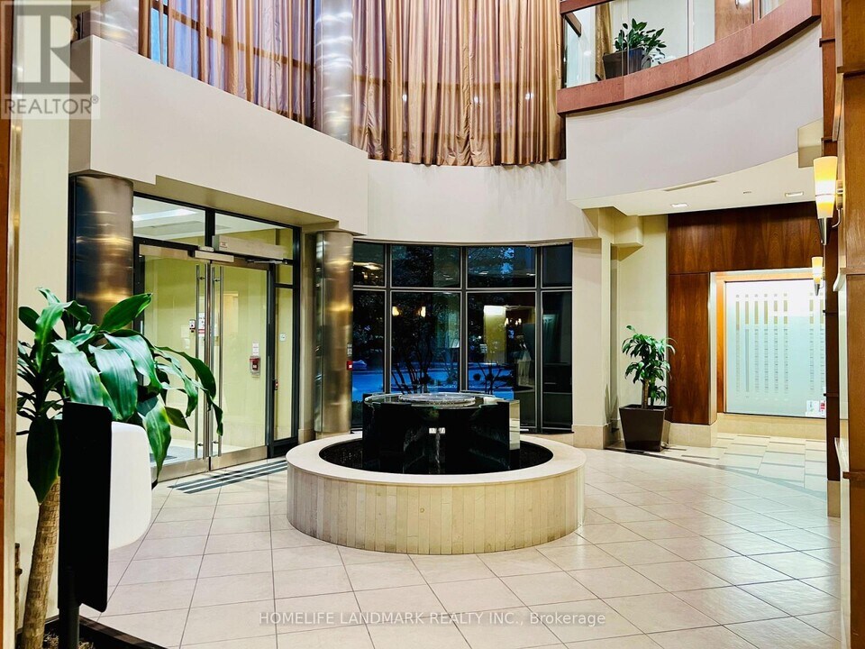 10-810 Northtown Way in Toronto, ON - Building Photo