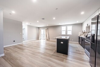 2223 S Highland Ave in Los Angeles, CA - Building Photo - Building Photo