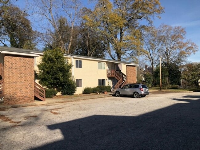 136 W Cambridge Ave in Greenwood, SC - Foto de edificio - Building Photo