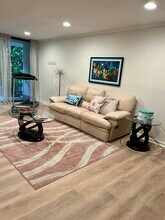 911 N Kings Rd, Unit 111 in West Hollywood, CA - Building Photo - Building Photo