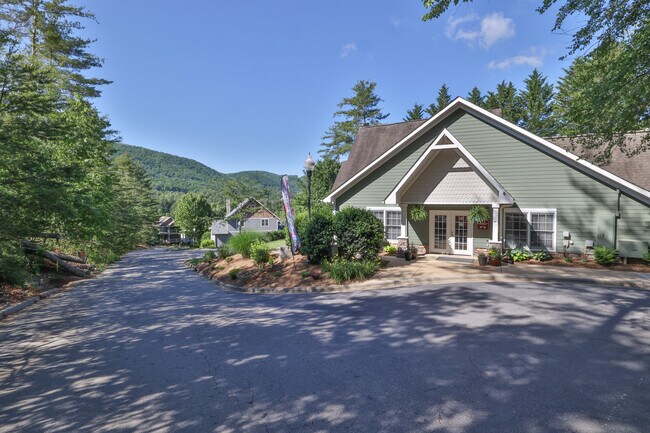 Eastwood Village Apartment Homes in Asheville, NC - Foto de edificio - Building Photo