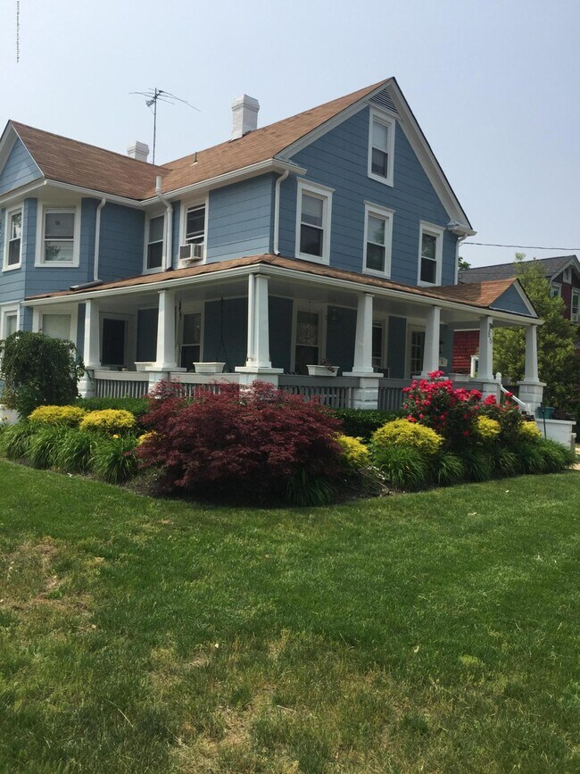 86 Monmouth Rd in Ocean Township, NJ - Foto de edificio - Building Photo