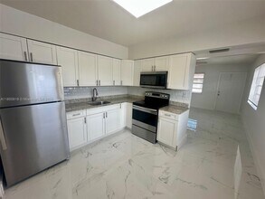 5827 Buchanan St in Hollywood, FL - Foto de edificio - Building Photo