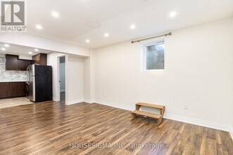 243 Elbern Markell Dr in Brampton, ON - Building Photo - Building Photo
