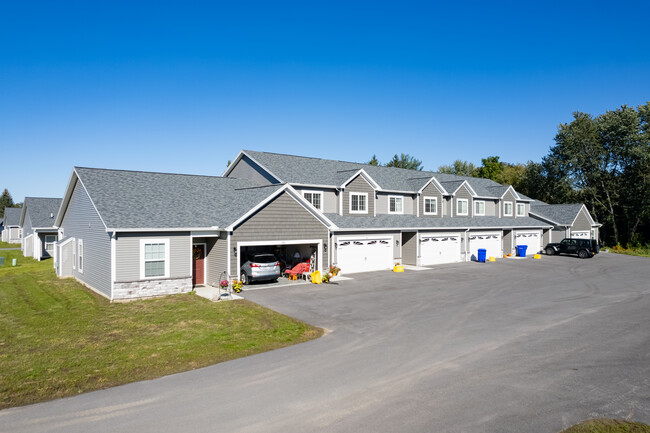 Maiden Meadows Townhomes in Greece, NY - Building Photo - Building Photo