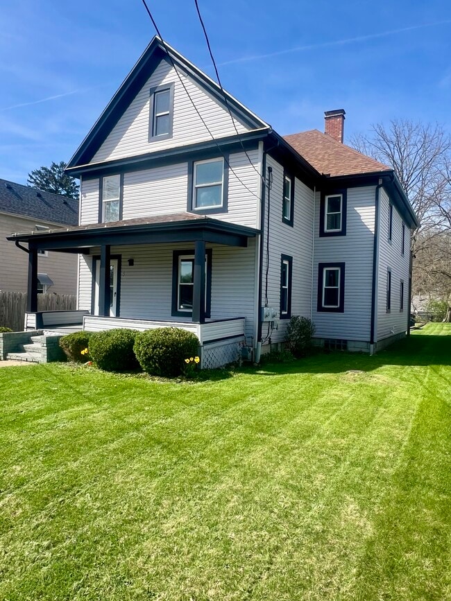 221 Charlotte St NW in North Canton, OH - Foto de edificio - Building Photo